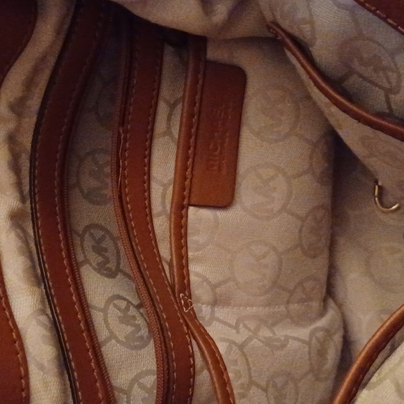 I am selling a pink Michael Kors brown leather straps big pockets for small ones - Picture 7 of 7